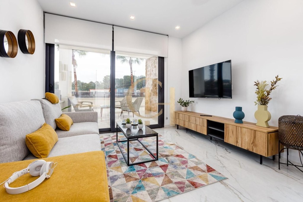 Imagen 1 de Precioso Bungalow con su modernidad y sostenibilidad en Torrevieja.