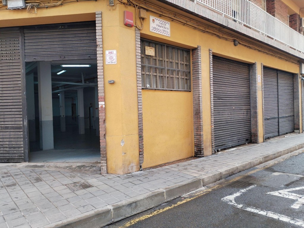 Imagen 2 de Gran local comercial de 990 m2 en esquina junto al centro de Alicante | Máxima visibilidad y múltiples posibilidades de negocio