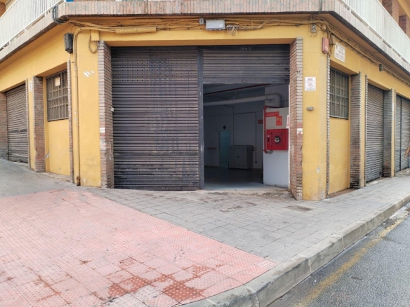 Imagen 1 de Gran local comercial de 990 m2 en esquina junto al centro de Alicante | Máxima visibilidad y múltiples posibilidades de negocio