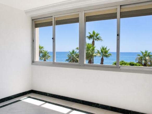 Imagen 2 de ESPECTACULAR PISO DE 4 DORMITORIOS EN EL PASEO MARÍTIMO DE ESTEPONA