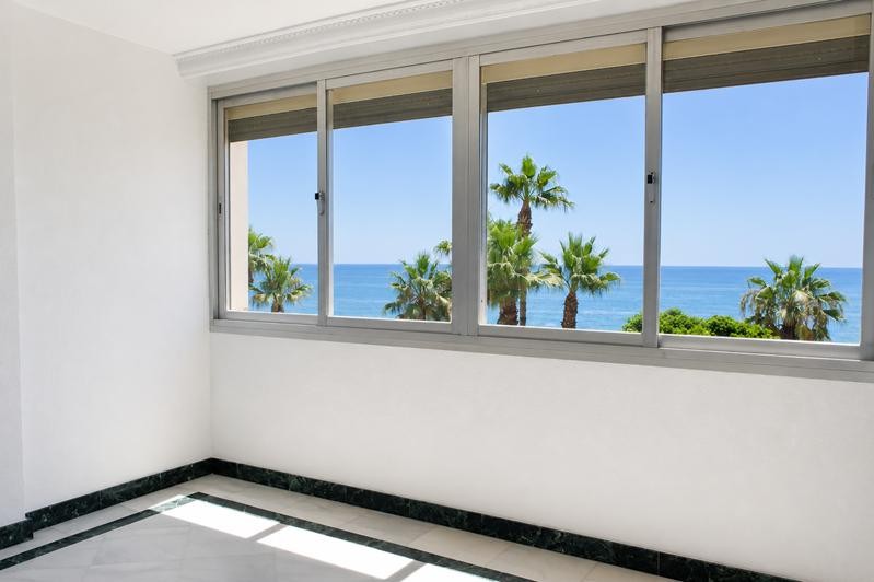 Imagen 2 de ESPECTACULAR PISO DE 4 DORMITORIOS EN EL PASEO MARÍTIMO DE ESTEPONA