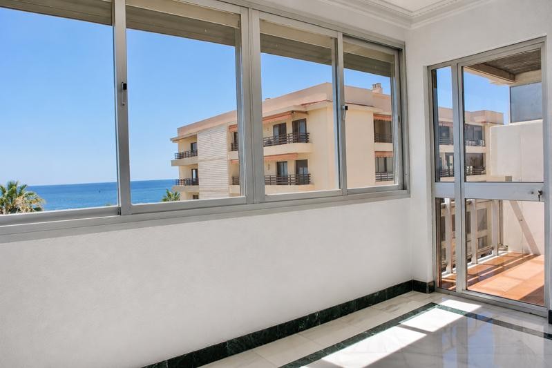Imagen 1 de ESPECTACULAR PISO DE 4 DORMITORIOS EN EL PASEO MARÍTIMO DE ESTEPONA
