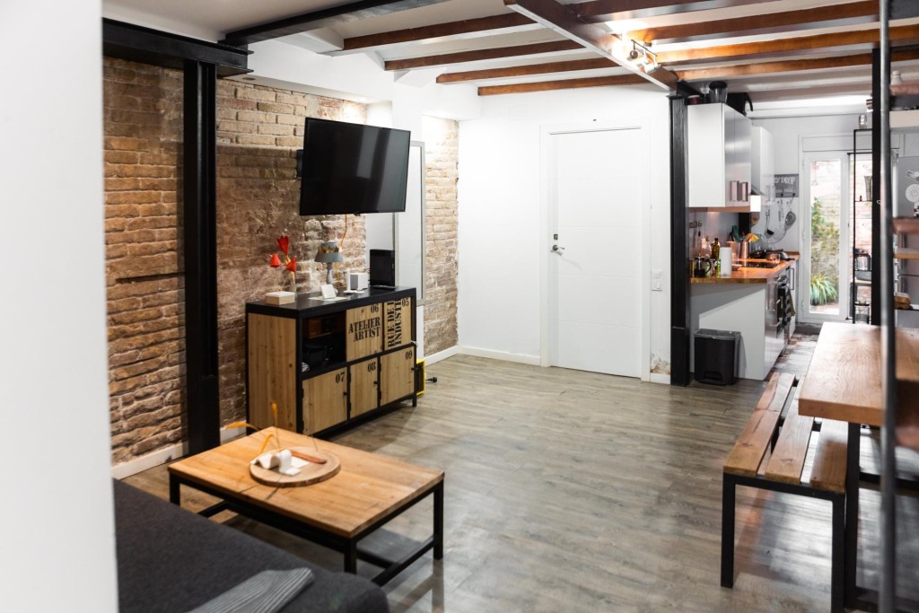 Imagen 1 de Amplio dúplex de 5 dormitorios con patio privado en el corazón de Poble-sec