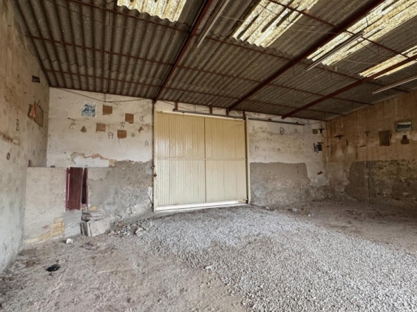 Imagen 3 de ?TERRENO URBANIZABLE DE 596 m² CON TRES ALMACENES EN PINOSO – MÚLTIPLES POSIBILIDADES