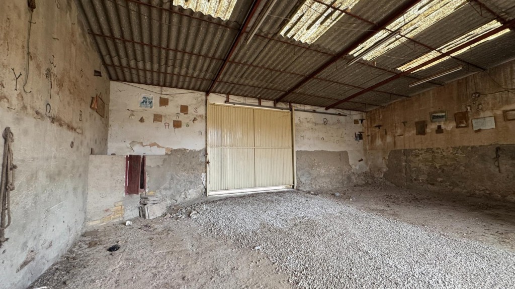 Imagen 3 de ?TERRENO URBANIZABLE DE 596 m² CON TRES ALMACENES EN PINOSO – MÚLTIPLES POSIBILIDADES