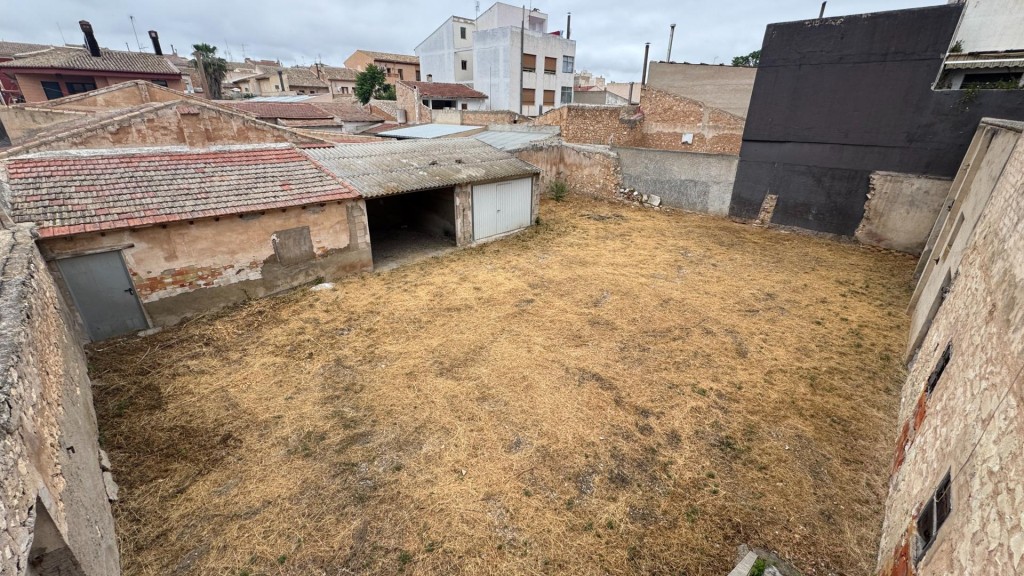 Imagen 1 de ?TERRENO URBANIZABLE DE 596 m² CON TRES ALMACENES EN PINOSO – MÚLTIPLES POSIBILIDADES