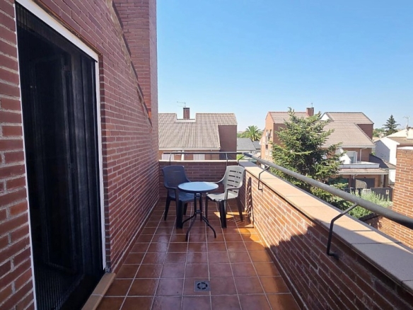 Imagen 2 de ¡ESTUDIANTES! EN ALQUILER PISO CON TERRAZA PRIVADA DENTRO DE CHALET PAREADO EN VILLANUEVA DE LA CAÑADA
