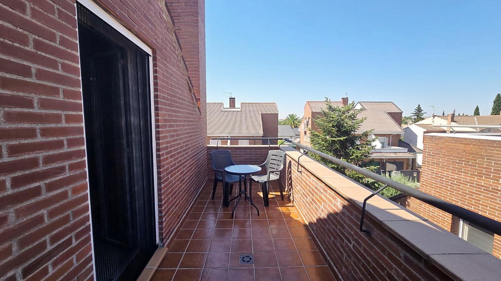 Imagen 2 de ¡ESTUDIANTES! EN ALQUILER PISO CON TERRAZA PRIVADA DENTRO DE CHALET PAREADO EN VILLANUEVA DE LA CAÑADA