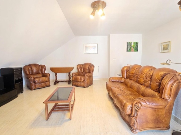 Imagen 3 de ¡ESTUDIANTES! EN ALQUILER PISO CON TERRAZA PRIVADA DENTRO DE CHALET PAREADO EN VILLANUEVA DE LA CAÑADA