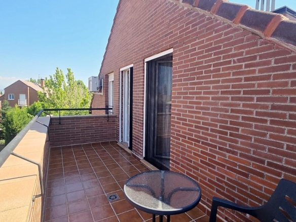 Imagen 1 de ¡ESTUDIANTES! EN ALQUILER PISO CON TERRAZA PRIVADA DENTRO DE CHALET PAREADO EN VILLANUEVA DE LA CAÑADA
