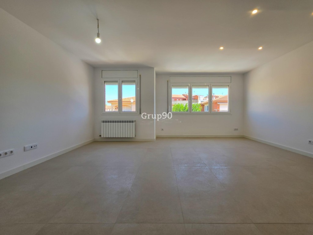 Imagen 3 de ¡A ESTRENAR! ESPECTACULAR CASA ADOSADA CON GRAN JARDÍN A 20 MIN DE LLEIDA