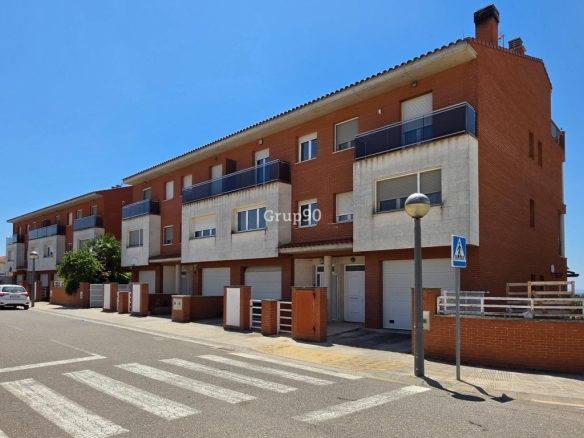 Imagen 1 de ¡A ESTRENAR! ESPECTACULAR CASA ADOSADA CON GRAN JARDÍN A 20 MIN DE LLEIDA