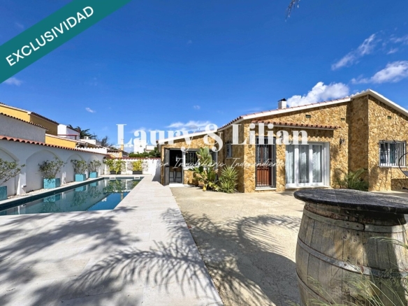 Imagen 1 de Casa moderna reformada con piscina y garaje en la zona de Montgri.