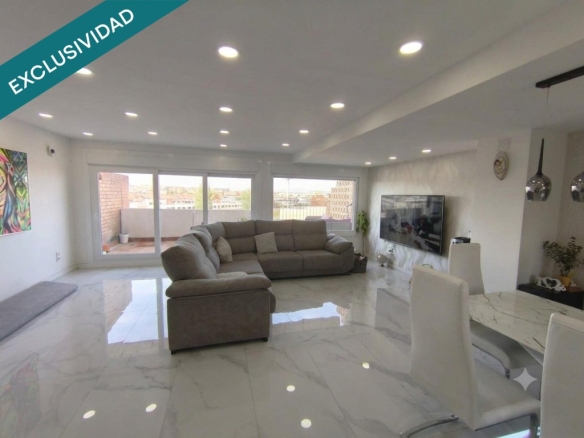 Imagen 2 de Espectacular ático-dúplex reformado en urbanización con piscina y completas zonas comunes