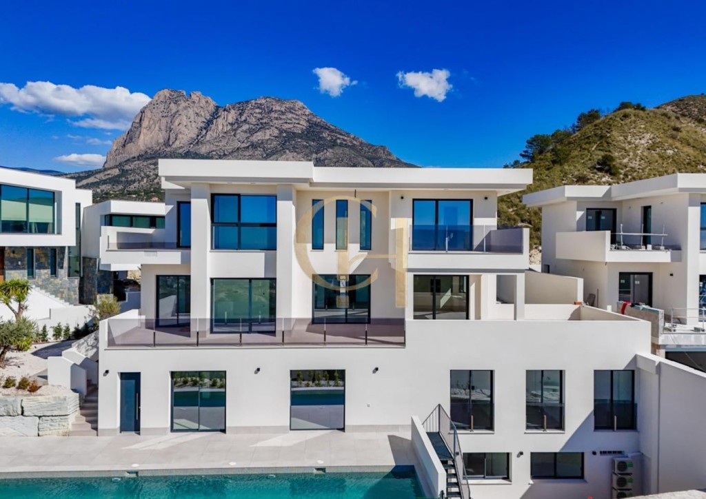 Imagen 1 de Exclusiva villa con vistas al mar y diseño único