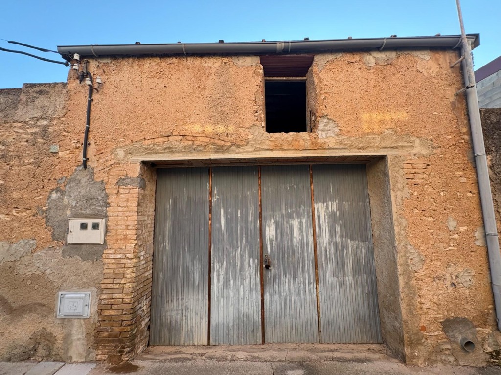 Imagen 2 de Almacén con patio en el centro del pueblo