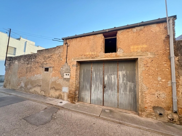 Imagen 1 de Almacén con patio en el centro del pueblo