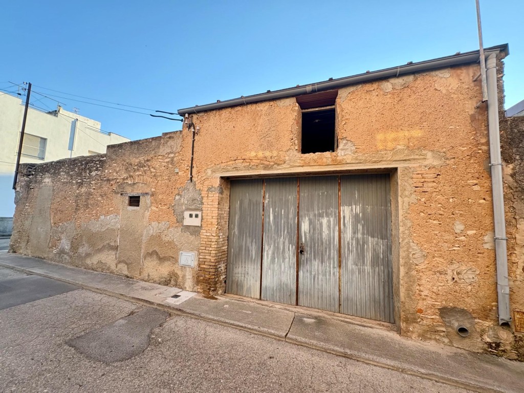 Imagen 1 de Almacén con patio en el centro del pueblo