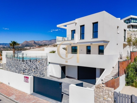 Imagen 1 de Moderna villa independiente con piscina privada y garaje