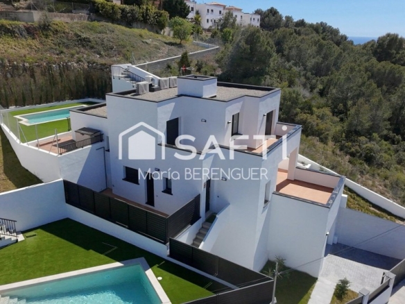 Imagen 1 de Chalet moderno con piscina y gran parcela