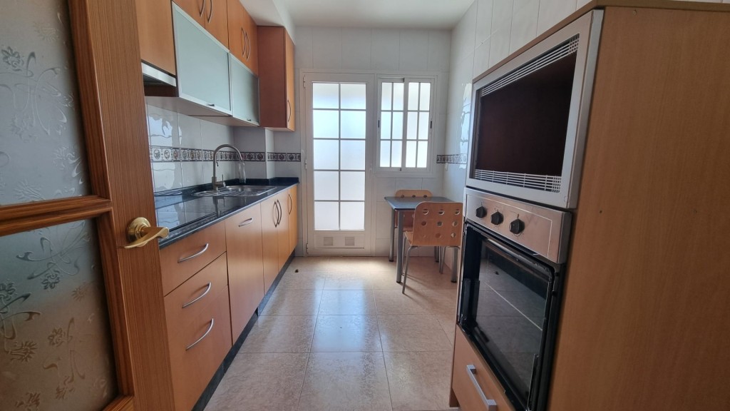 Imagen 2 de Amplio y Moderno Piso en Roquetas de Mar - Las Salinas por solo €210