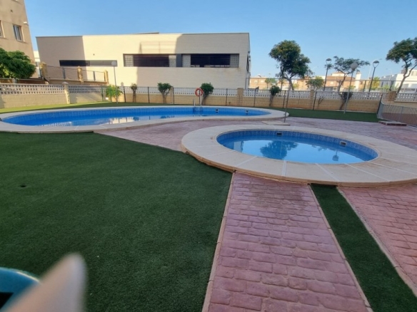 Imagen 1 de Amplio y Moderno Piso en Roquetas de Mar - Las Salinas por solo €210