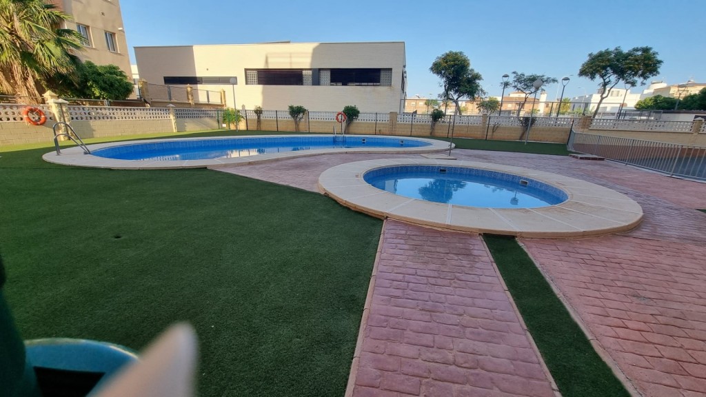 Imagen 1 de Amplio y Moderno Piso en Roquetas de Mar - Las Salinas por solo €210
