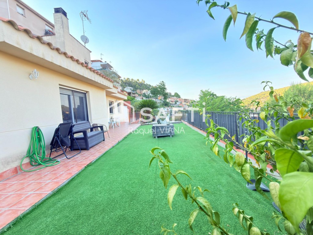 Imagen 2 de Casa independiente en Vallirana · 4 habitaciones · Jardín · Garaje · Barbacoa · Vistas despejadas