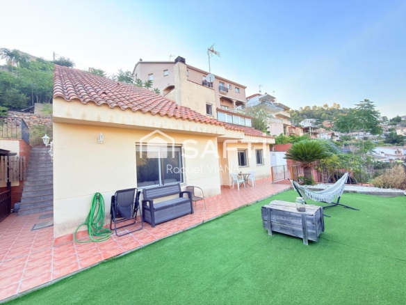 Imagen 1 de Casa independiente en Vallirana · 4 habitaciones · Jardín · Garaje · Barbacoa · Vistas despejadas