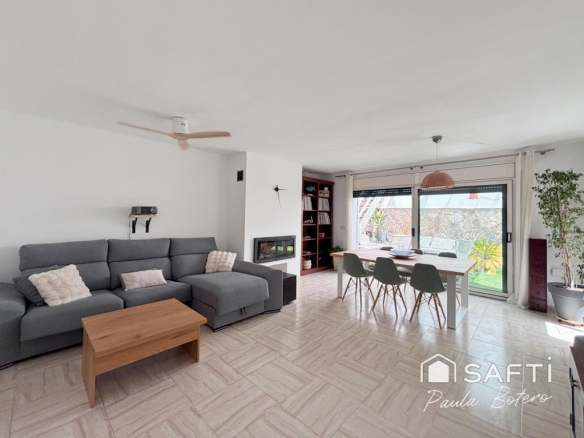 Imagen 2 de EXCLUSIVA. Hermosa y luminosa vivienda adosada a 10' de sitges en la Urb.Mas Mestre-Olivella