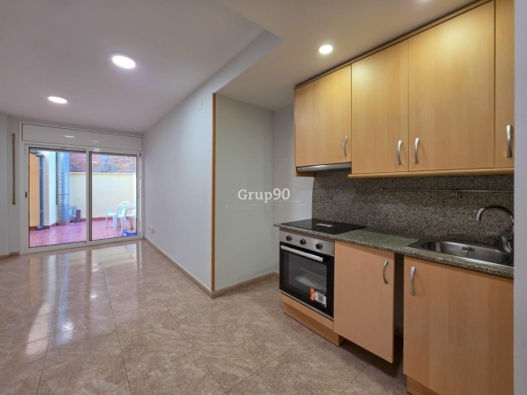 Imagen 2 de ¡REFORMADO Y LISTO PARA ENTRAR A VIVIR! Acogedor apartamento con terraza interior