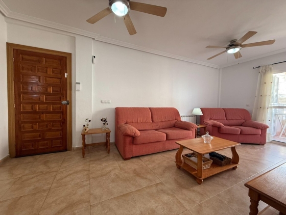 Imagen 2 de ¡En Exclusiva! Amplio apartamento con zonas ajardinas y 2 piscinas en urbanización Los Collados
