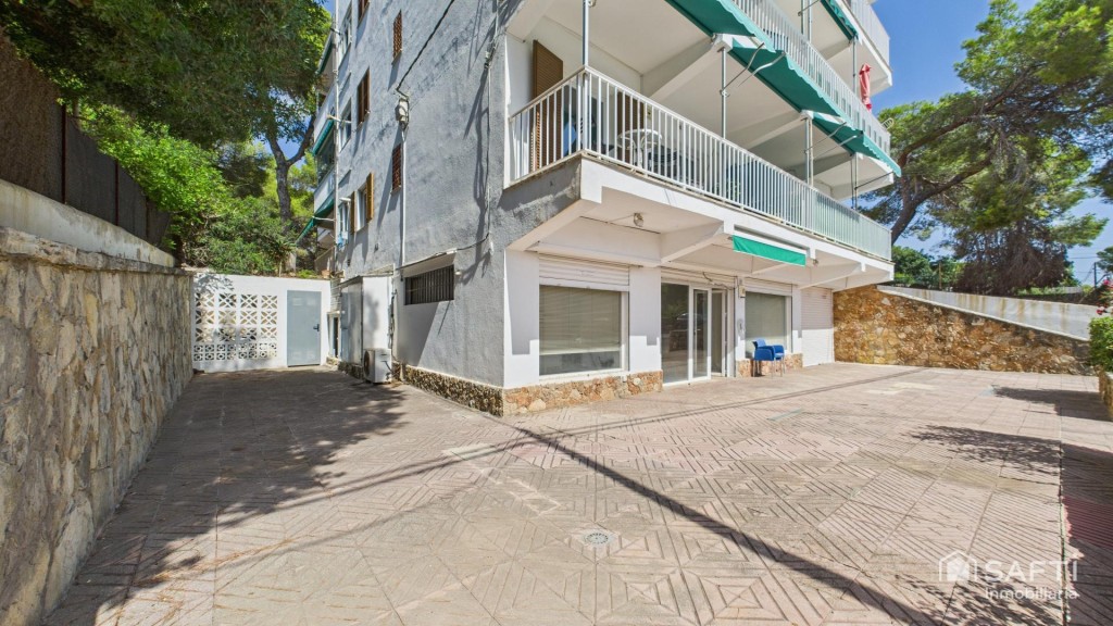 Imagen 1 de En venta – Local polivalente con terraza privada en Santa Ponsa (Via de la Cruz