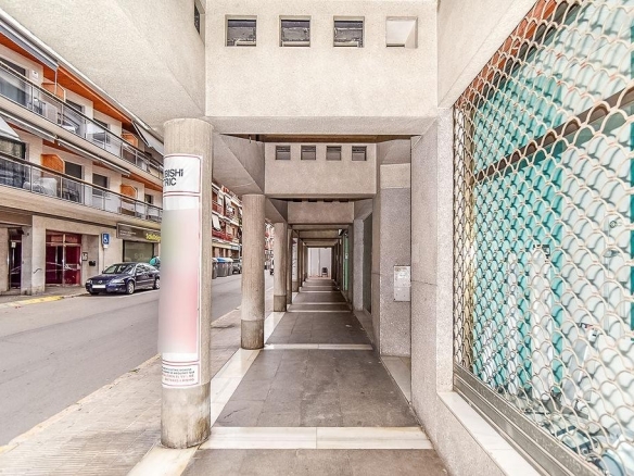 Imagen 2 de EN VENTA LOCAL COMERCIAL EN TORREDEMBARRA