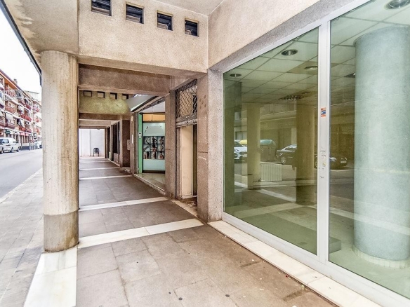 Imagen 3 de EN VENTA LOCAL COMERCIAL EN TORREDEMBARRA