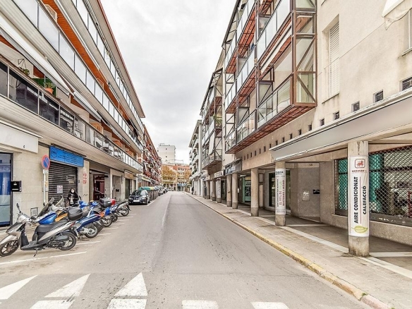 Imagen 1 de EN VENTA LOCAL COMERCIAL EN TORREDEMBARRA