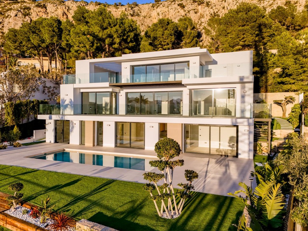 Imagen 2 de Villa de Autor Suspendida sobre el Mediterráneo en la Zona Más Exclusiva de Altea