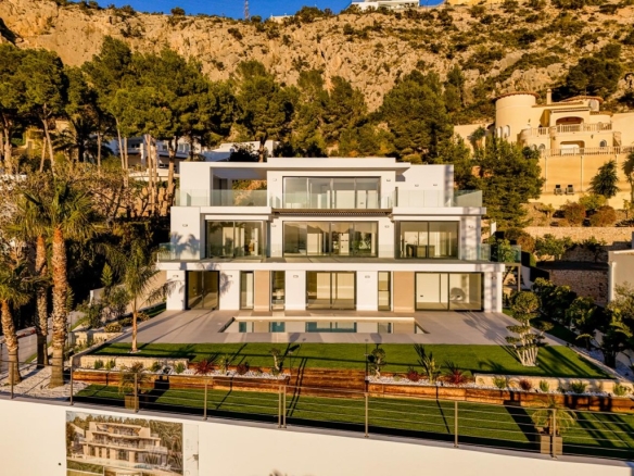 Imagen 1 de Villa de Autor Suspendida sobre el Mediterráneo en la Zona Más Exclusiva de Altea