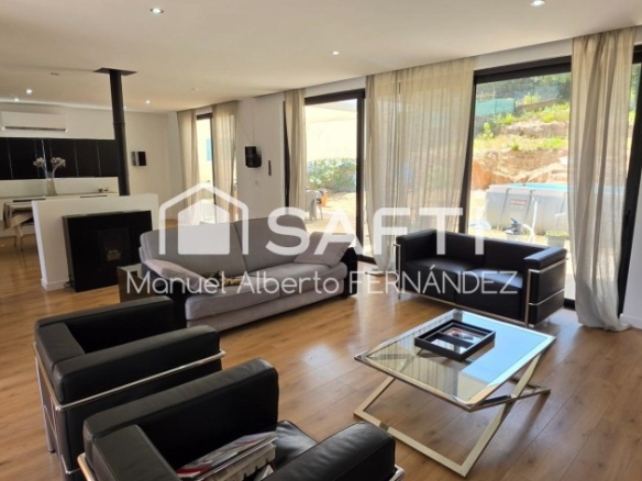 Imagen 1 de Chalet de obra nueva con diseño contemporáneo y amplios espacios en Lloret Residencial