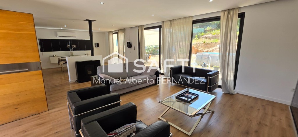 Imagen 1 de Chalet de obra nueva con diseño contemporáneo y amplios espacios en Lloret Residencial