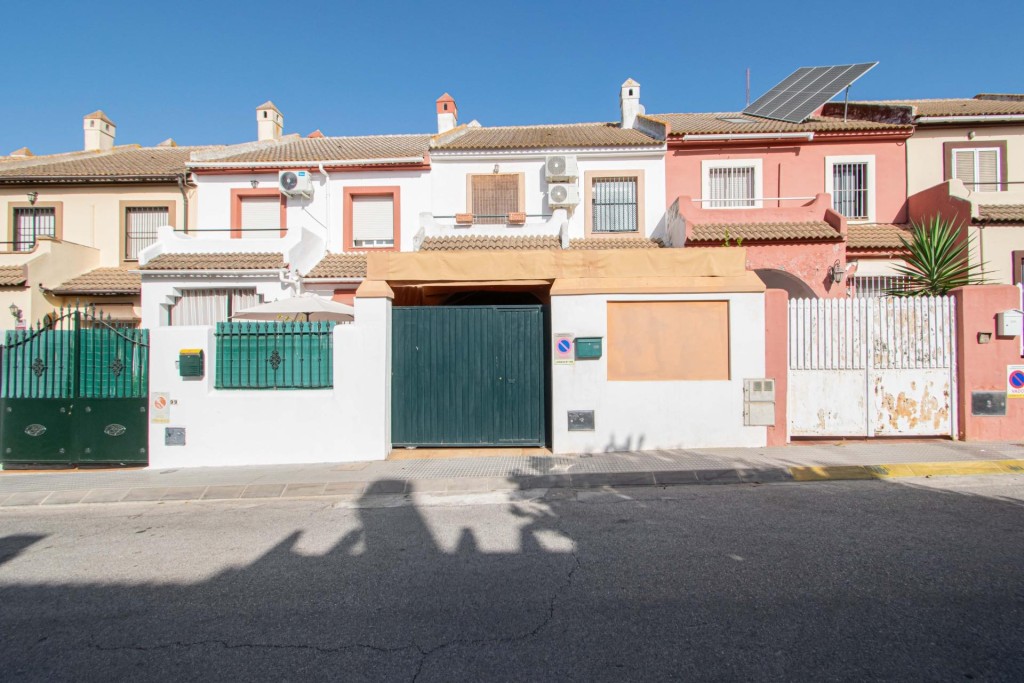 Imagen 2 de Espectacular casa adosada de tres plantas en Castilleja de la Cuesta
