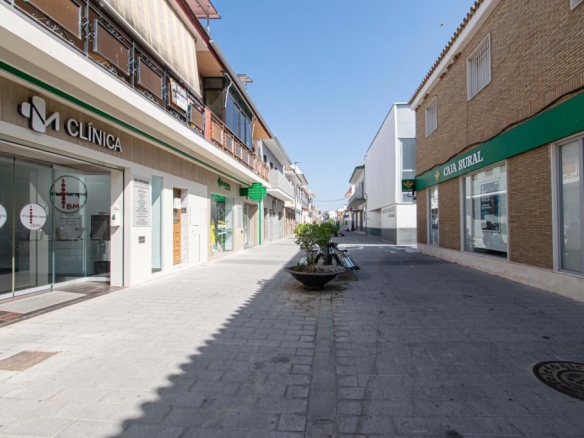 Imagen 2 de Edificio en venta en calle peatonal en La Rinconada (Sevilla)