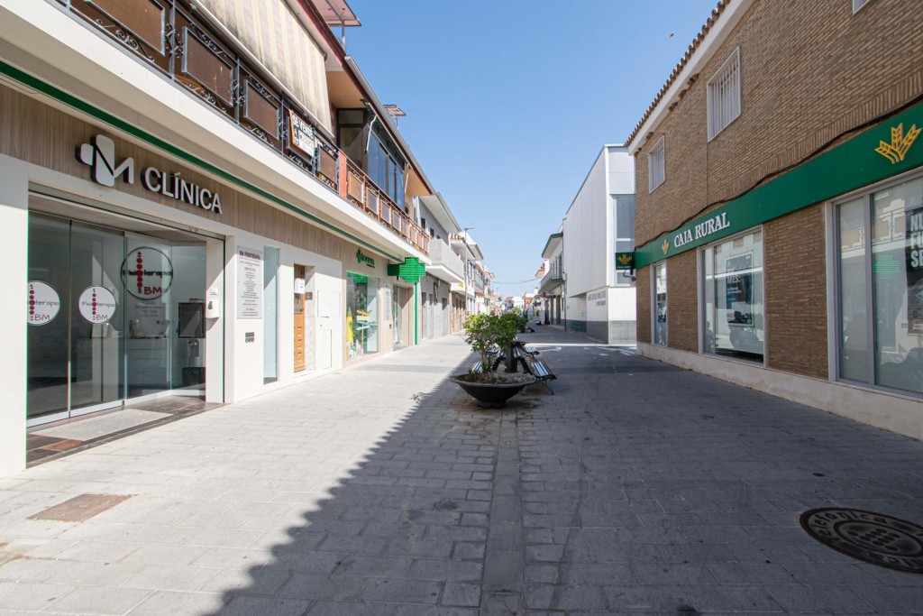 Imagen 2 de Edificio en venta en calle peatonal en La Rinconada (Sevilla)