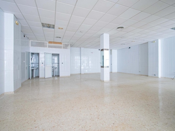 Imagen 4 de Edificio en venta en calle peatonal en La Rinconada (Sevilla)