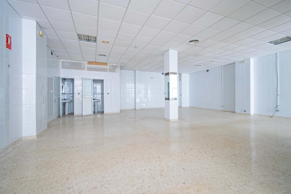 Imagen 4 de Edificio en venta en calle peatonal en La Rinconada (Sevilla)