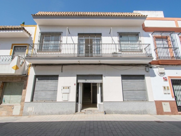 Imagen 1 de Edificio en venta en calle peatonal en La Rinconada (Sevilla)