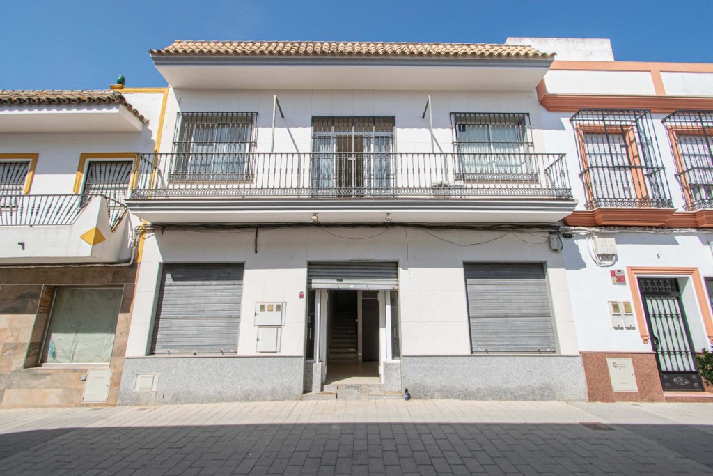 Imagen 1 de Edificio en venta en calle peatonal en La Rinconada (Sevilla)