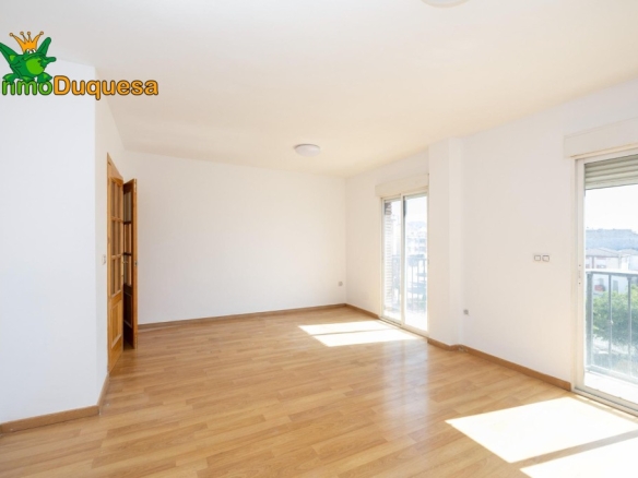 Imagen 1 de Piso de 3 dorm. y 2 baños en el centro de Atarfe.
