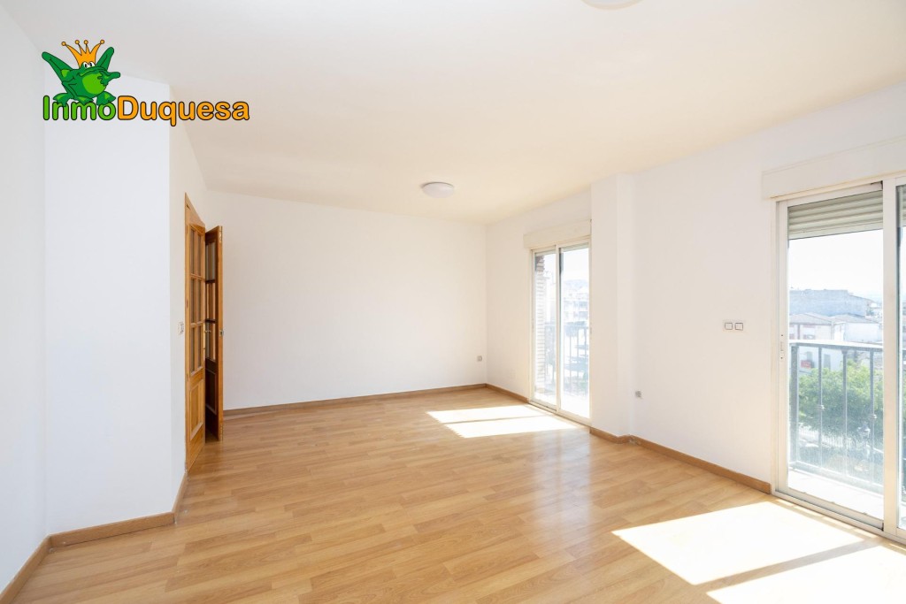 Imagen 1 de Piso de 3 dorm. y 2 baños en el centro de Atarfe.