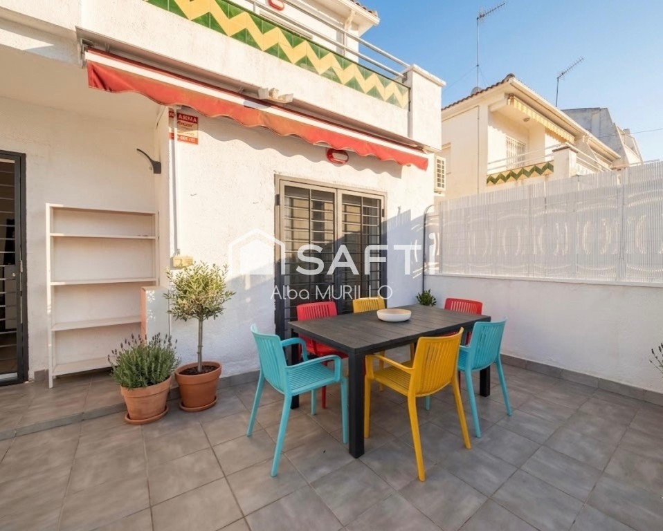 Imagen 2 de BONITA CASA ADOSADA ESQUINERA RECIÉN REFORMADA A SOLO 300 METROS DE LA PLAYA